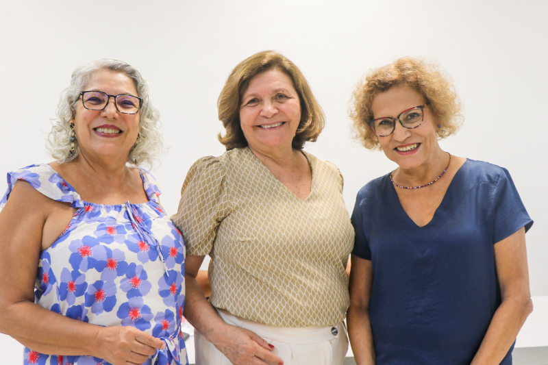 Da esquerda para a direita, professoras Lenilda Austrilino, Irailde Correia e Izabel Brandão. Foto: Vanessa Ataíde/Ascom Adufal