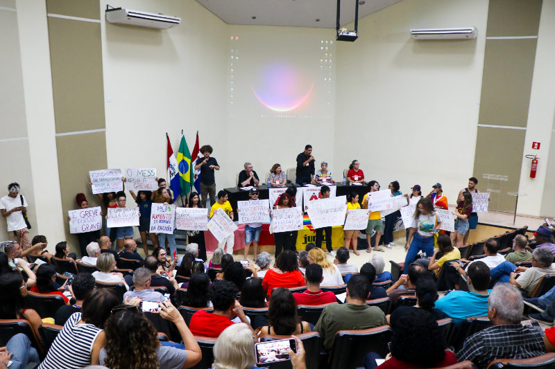 Assembleia de Maceió também contou com a participação de dezenas de estudantes que demonstraram apoio à greve docente. Foto: Karina Dantas/Ascom Adufal